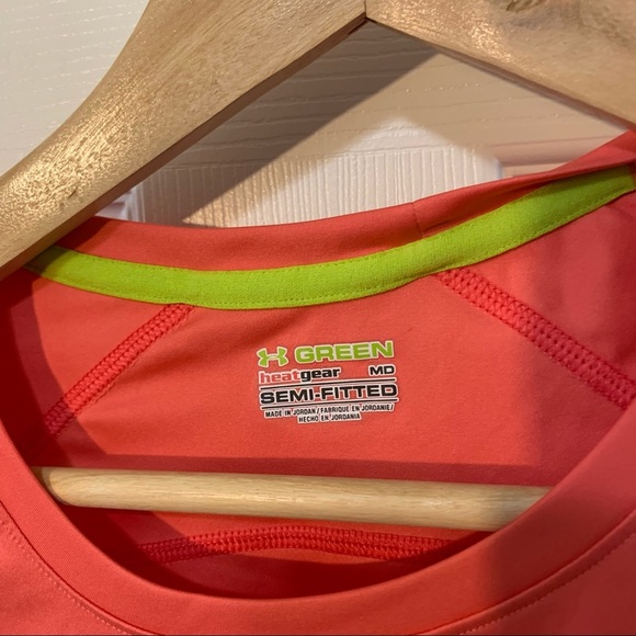 NWOT Under Armour ‘Green’ Collection Semi-fitted Heatgear Athletic Top - Picture 2 of 3